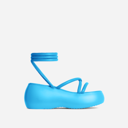 Oui Lace Up Extreme Wedge Open Toe Flat Sandal In Blue Faux Leather, Blue